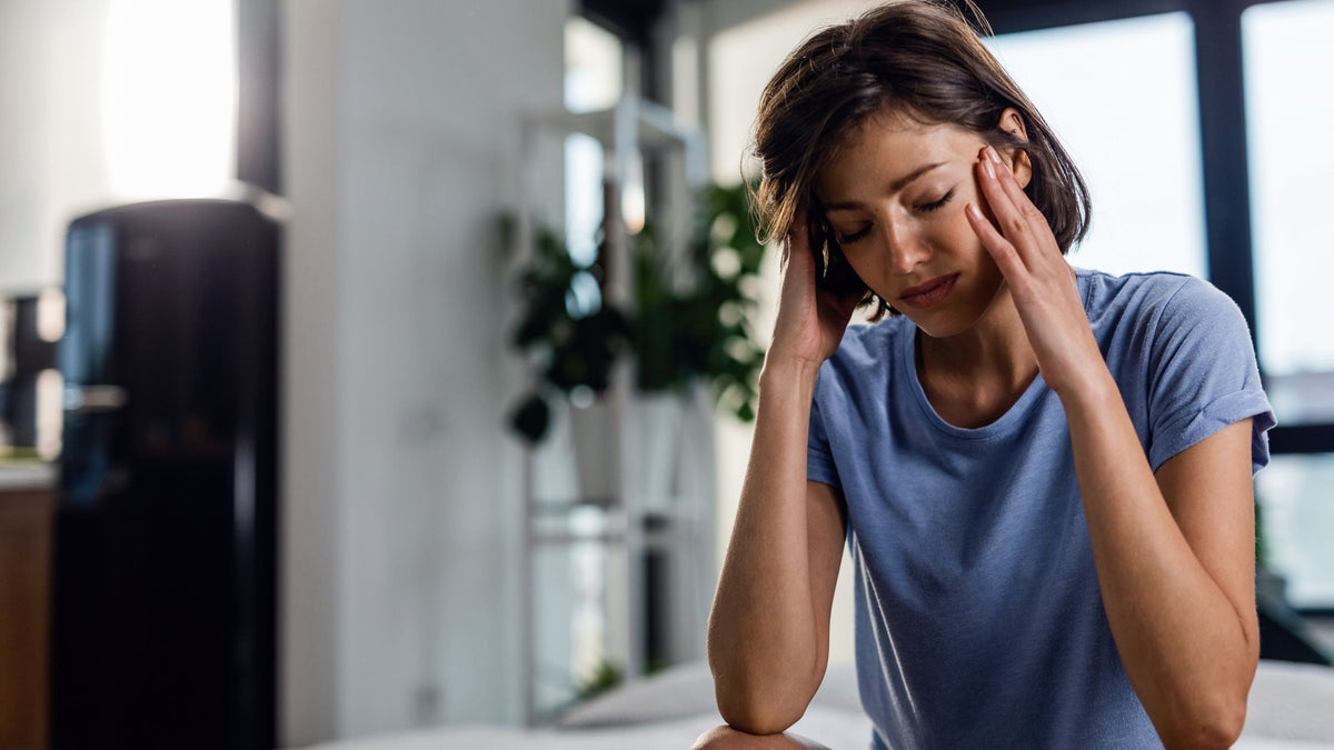 Cortisol y la piel: cómo la hormona del estrés destruye tu barrera, dispara el acné, degrada el colágeno y qué hacer — desde el estilo de vida hasta los activos de skincare que lo contrarrestan