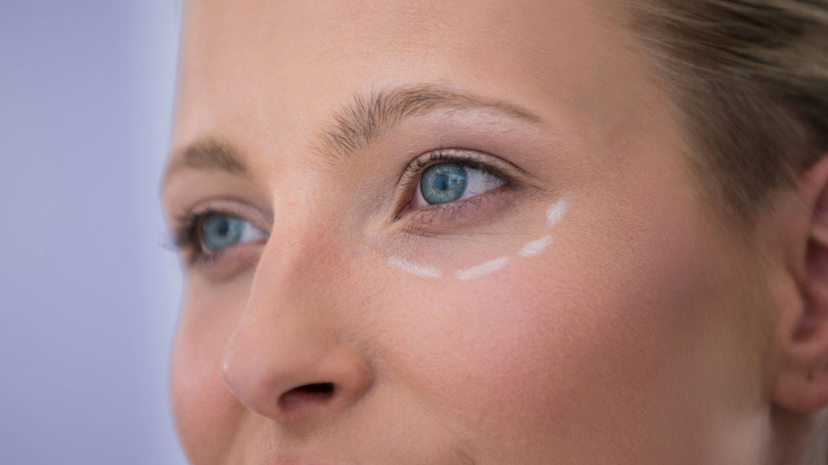 Corrector de ojeras rosado para qué sirve: la diferencia entre el rosa que ilumina y el melocotón que neutraliza, quién lo necesita y cuándo el corrector rosado no funciona para las ojeras