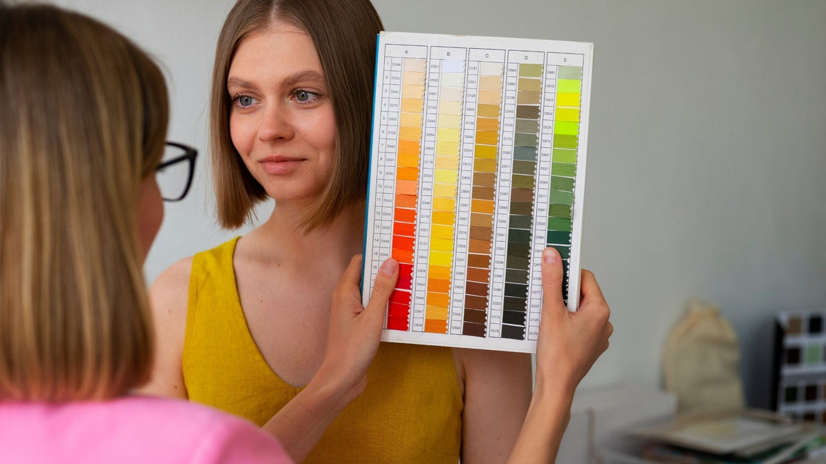 Colorimetría cabello: el sistema profesional que explica por qué tu color queda anaranjado, cómo los champús morados neutralizan el amarillo y qué tono va con tu piel