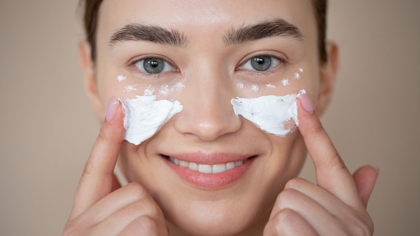 Contorno de ojos: ¿Para qué sirve realmente y por qué es un paso obligatorio?