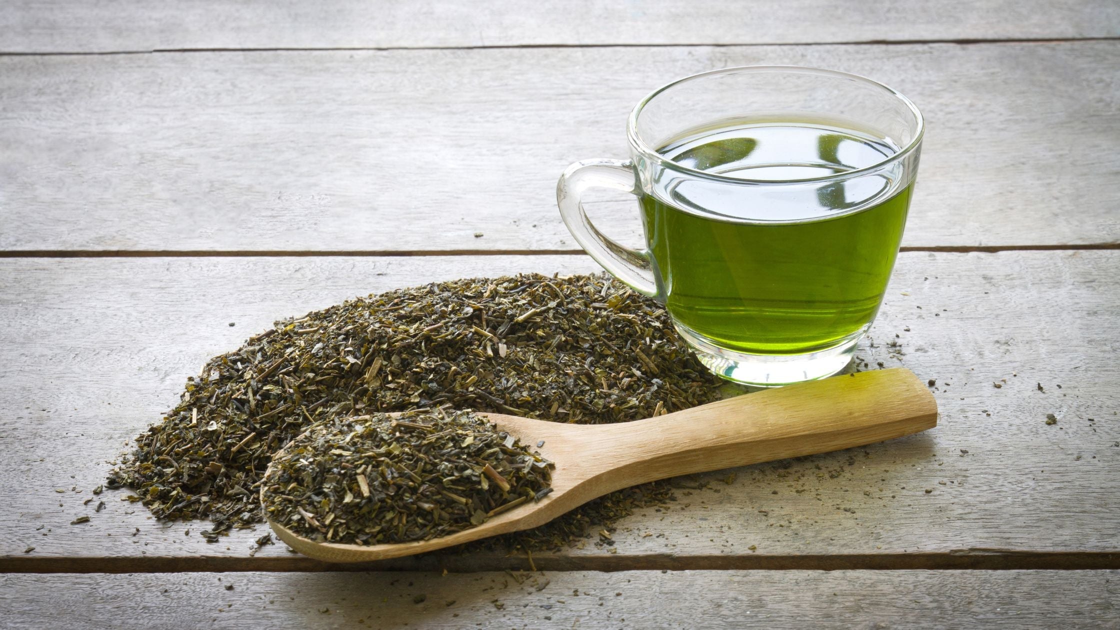 Té verde antioxidante para la piel: qué hace el EGCG, sus propiedades verificadas y cómo integrarlo en tu rutina