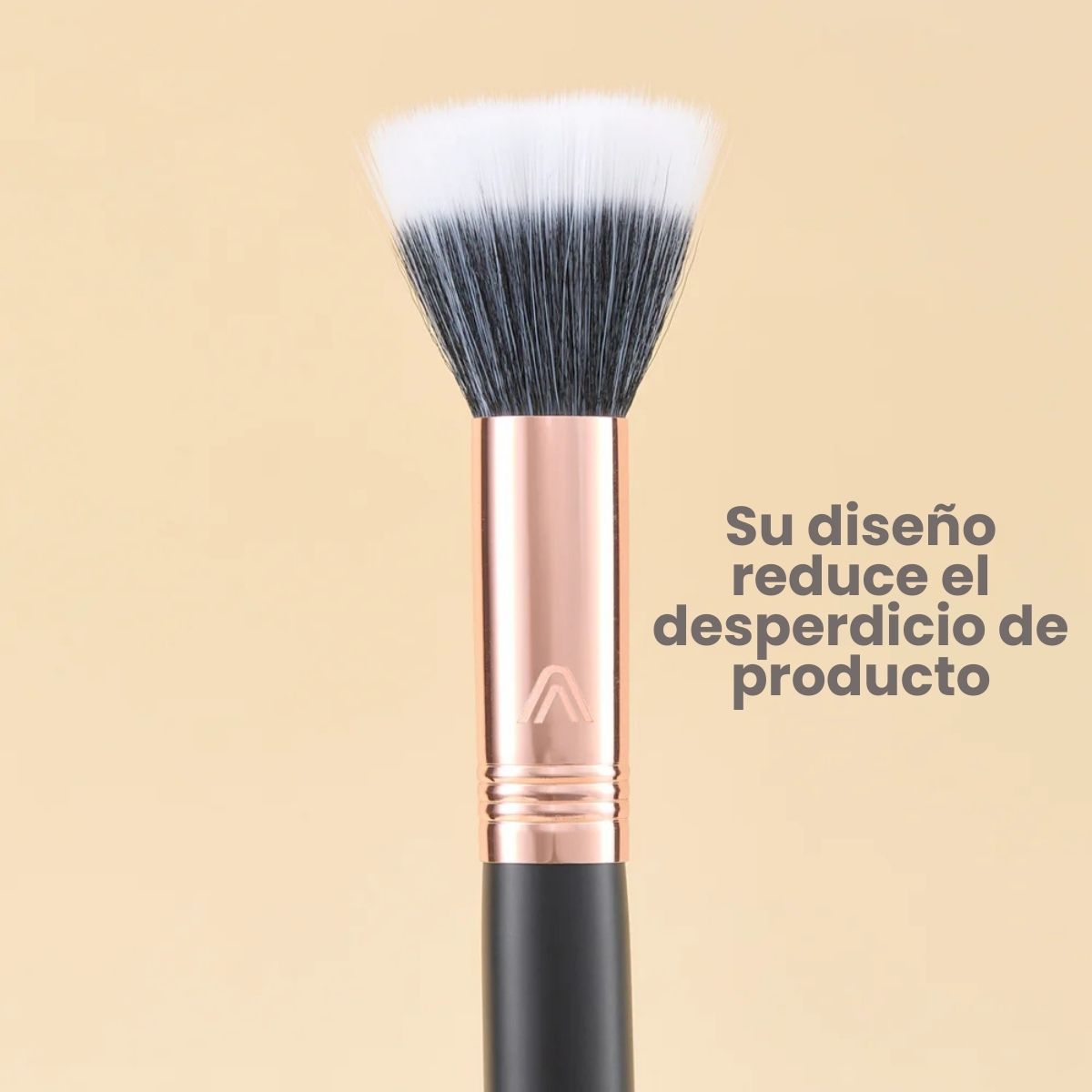 Brocha para base Atenea Black Gold 05 con fibras sintéticas premium para un acabado uniforme.