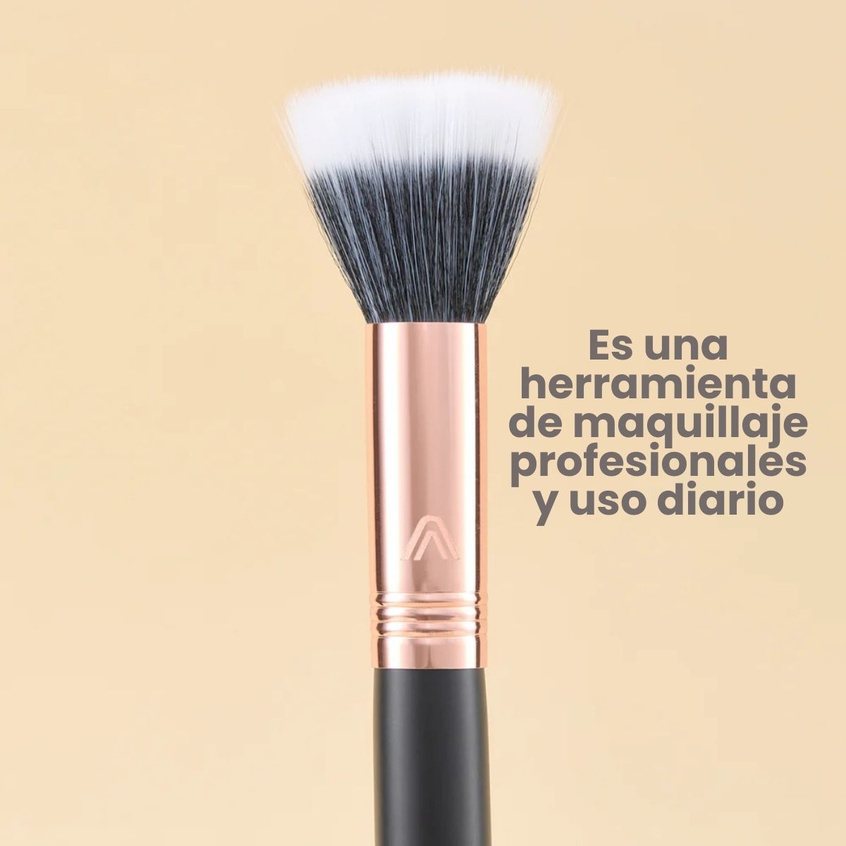 Brocha para base Atenea Black Gold 05 con fibras sintéticas premium para un acabado uniforme.
