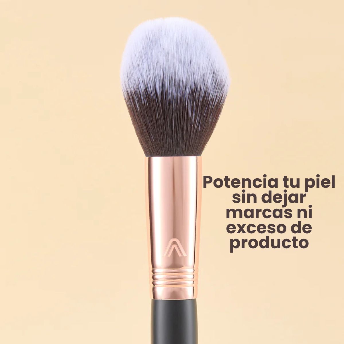 Brocha para polvo  Atenea Black Gold 02 con fibras sintéticas premium para un acabado uniforme.