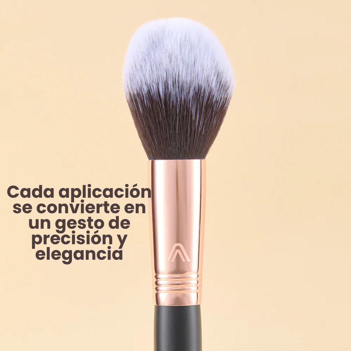 Brocha para polvo  Atenea Black Gold 02 con fibras sintéticas premium para un acabado uniforme.