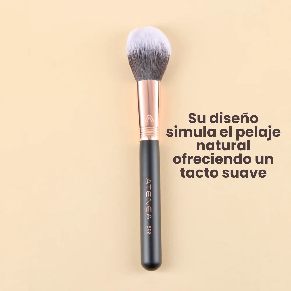 Brocha para polvo  Atenea Black Gold 02 con fibras sintéticas premium para un acabado uniforme.