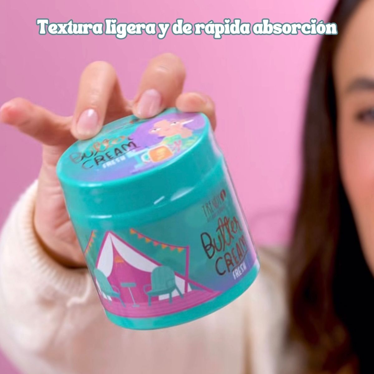 Crema mantequilla corporal Fresh de Trendy, hidratante con aroma fresco y brillos dorados para piel luminosa y suave.