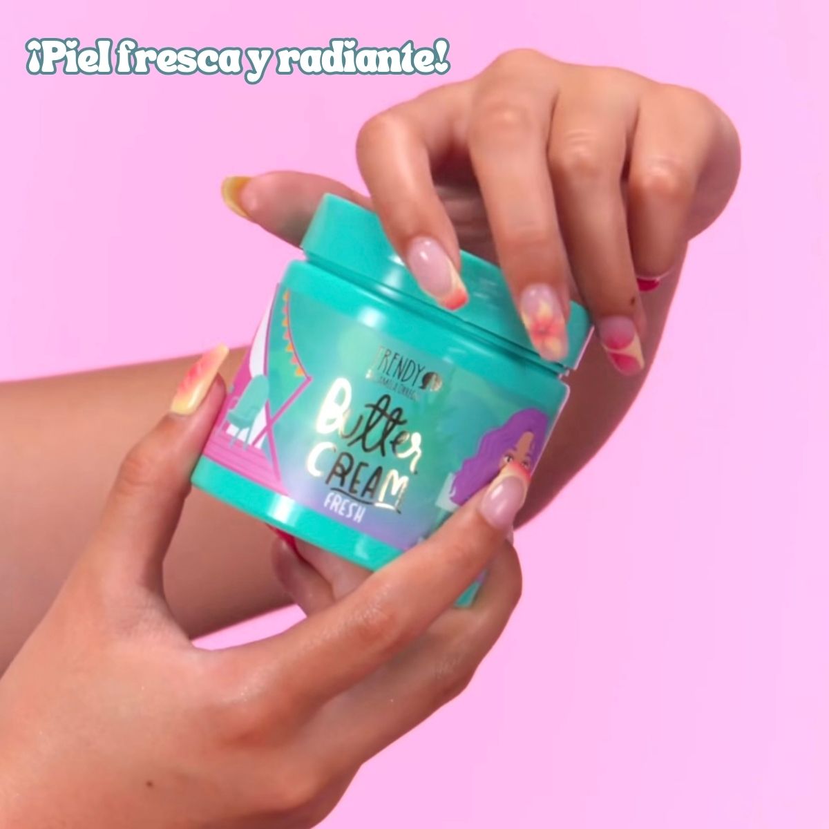 Crema mantequilla corporal Fresh de Trendy, hidratante con aroma fresco y brillos dorados para piel luminosa y suave.