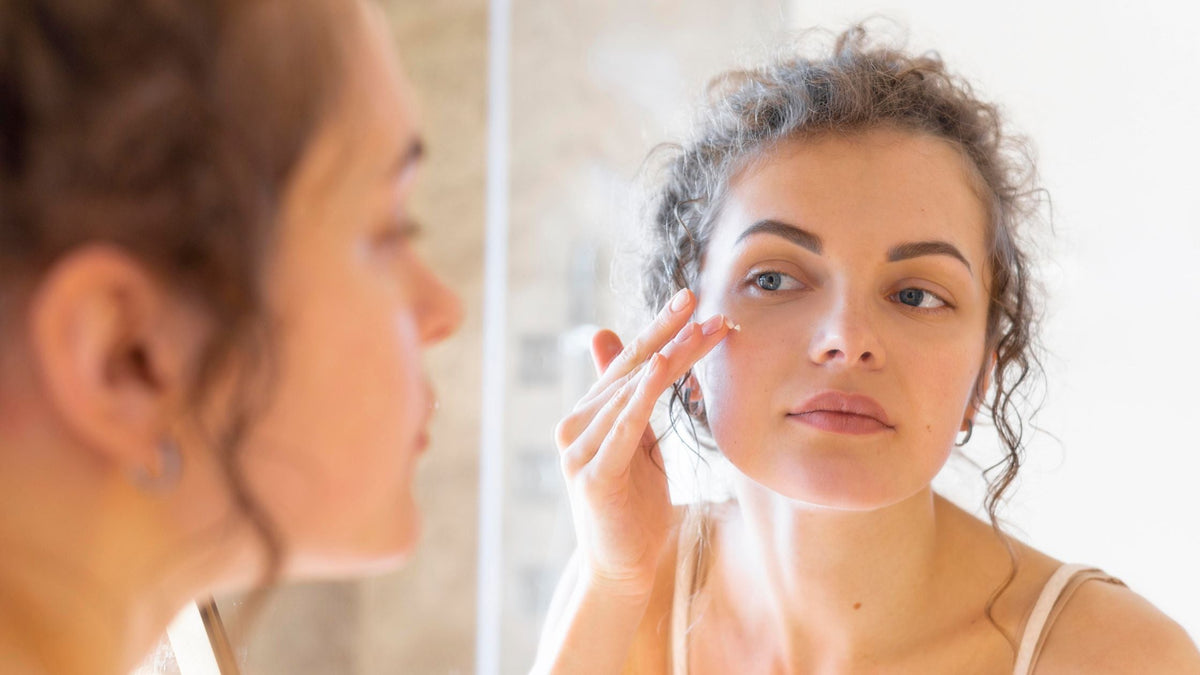 Corrector de ojeras que no se cuartee: por qué el corrector siempre termina en los pliegues, qué fórmulas lo evitan y el protocolo completo de aplicación para un resultado que dura todo el día
