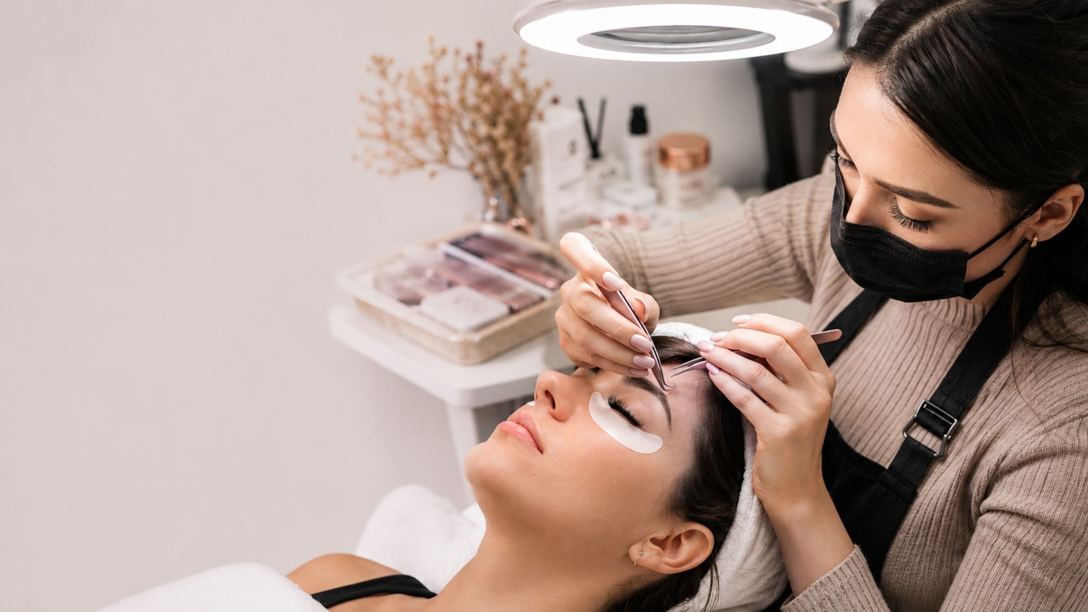 Pestañas pelo a pelo: El Arte de Diseñar Pestañas como Negocio