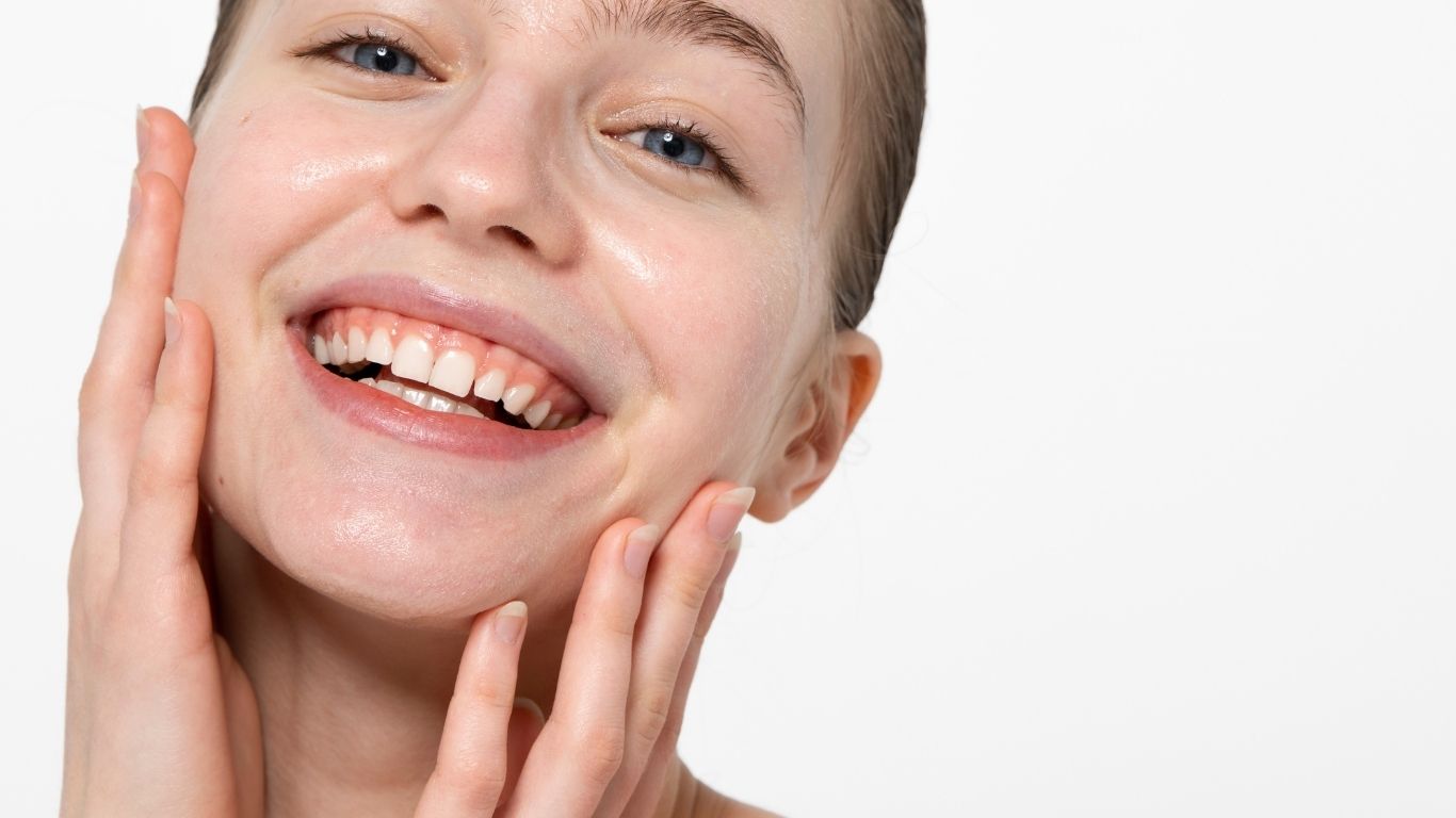 Aplicación correcta de Cremas Hidratantes para piel Grasa mediante suaves toques para favorecer la absorción.