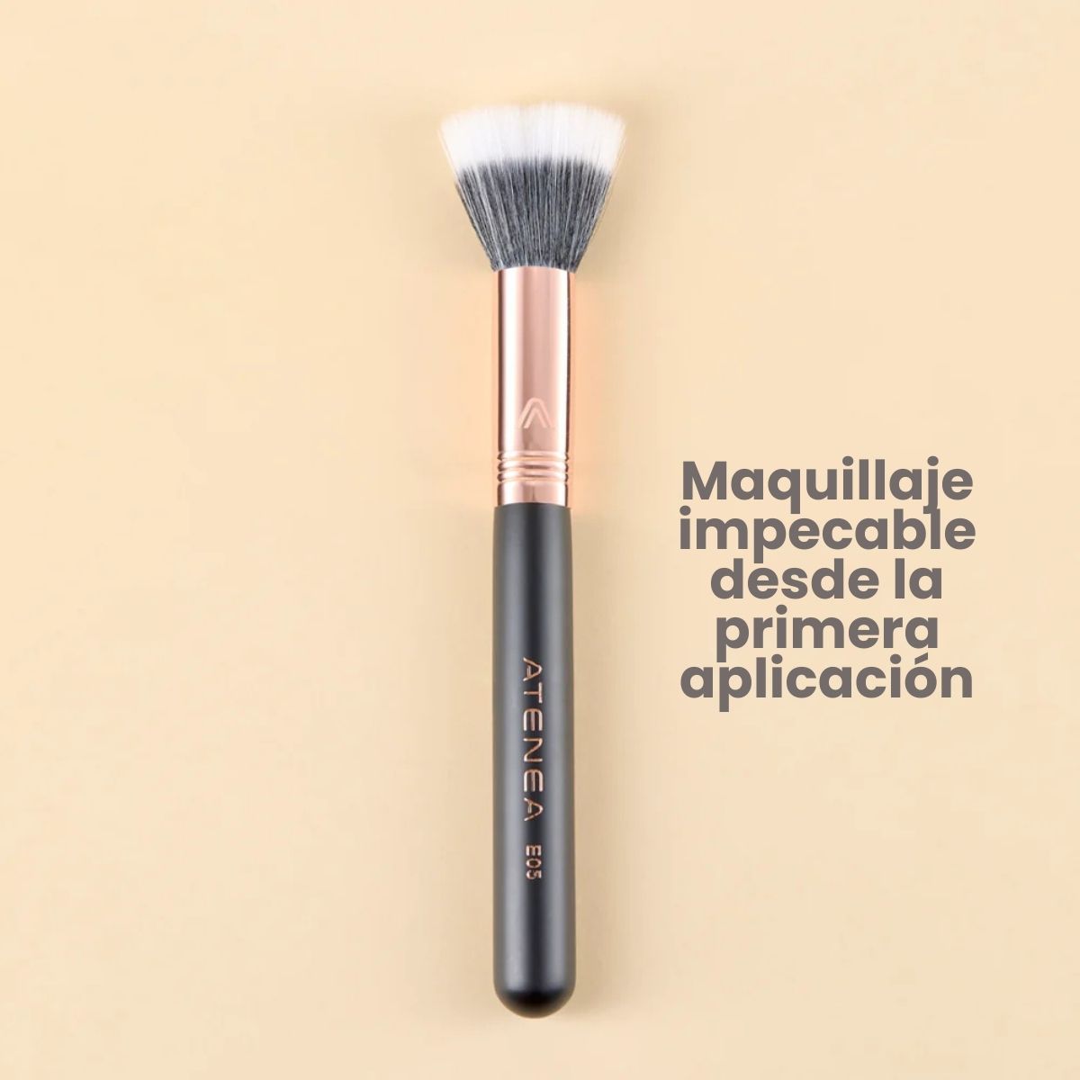 Brocha para base Atenea Black Gold 05 con fibras sintéticas premium para un acabado uniforme.