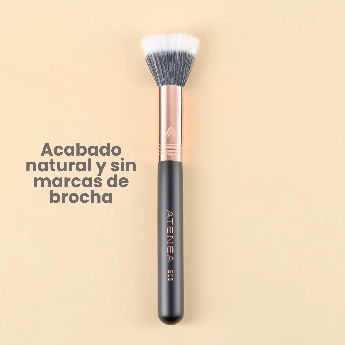 Brocha para base Atenea Black Gold 05 con fibras sintéticas premium para un acabado uniforme.