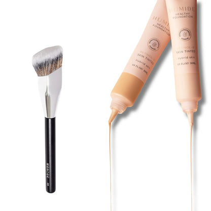 Brocha Maquillaje Montoc con Base Retinol Vegetal para un acabado uniforme y luminoso.