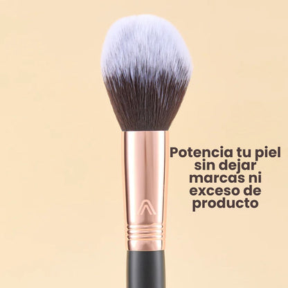 Brocha para polvo  Atenea Black Gold 02 con fibras sintéticas premium para un acabado uniforme.