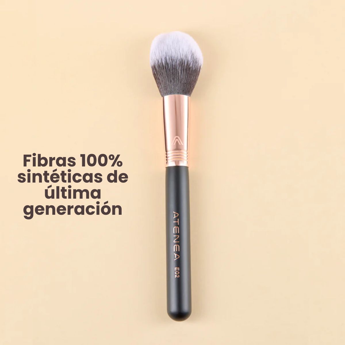 Brocha para polvo  Atenea Black Gold 02 con fibras sintéticas premium para un acabado uniforme.