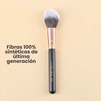 Brocha para polvo  Atenea Black Gold 02 con fibras sintéticas premium para un acabado uniforme.