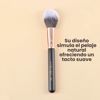 Brocha para polvo  Atenea Black Gold 02 con fibras sintéticas premium para un acabado uniforme.