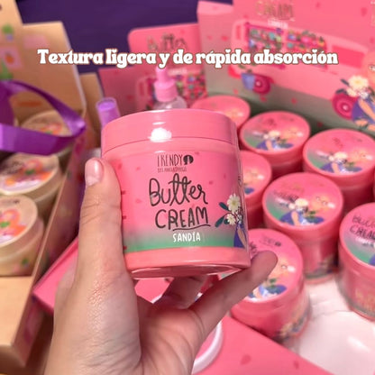 Crema mantequilla corporal Watermelon de Trendy, hidratante con aroma sandía y brillos dorados para piel suave y luminosa.