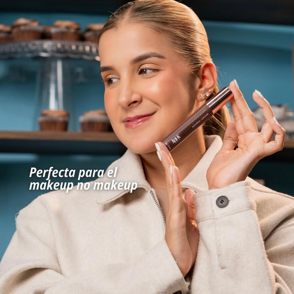 Pestañina café Anik efecto volumen - Máscara de pestañas peel-off