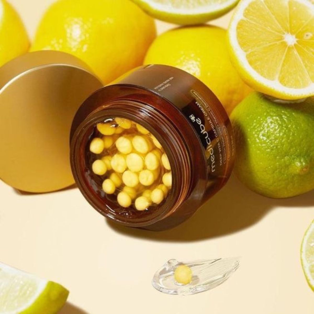 Crema en cápsulas Deep Vita C de Medicube con vitamina C pura y espino amarillo iluminador.