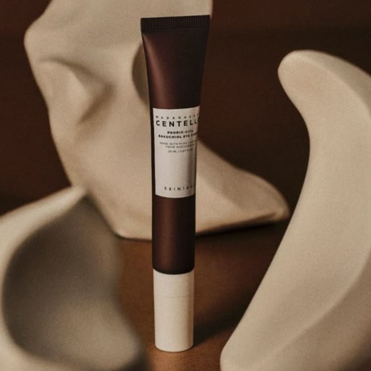 Crema para ojos Probio-Cica Bakuchiol de Skin1004 crema contorno de ojos antiedad con centella y bakuchiol.
